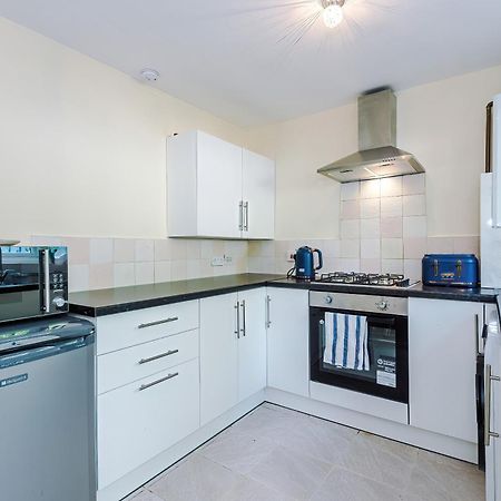 Manchester Comfortable 3 Bedroom House, Free Parking, Wifi & Disneyplus Уорсли Экстерьер фото