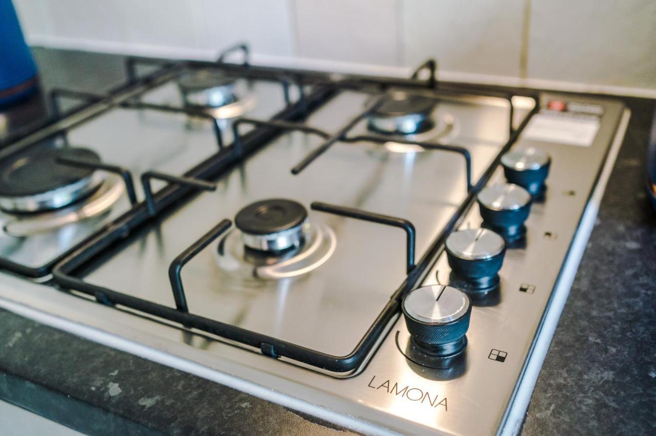 Manchester Comfortable 3 Bedroom House, Free Parking, Wifi & Disneyplus Уорсли Экстерьер фото