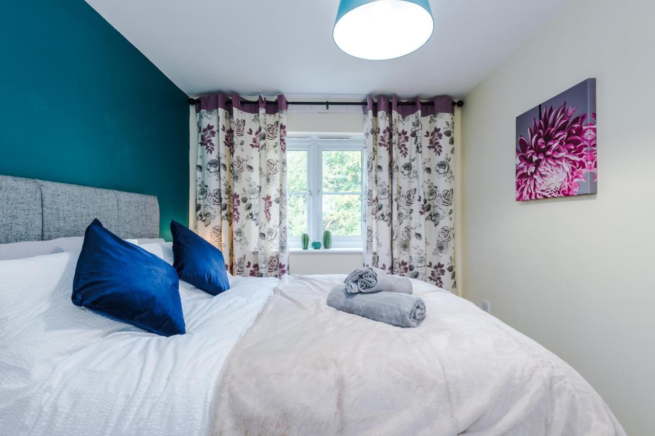Manchester Comfortable 3 Bedroom House, Free Parking, Wifi & Disneyplus Уорсли Экстерьер фото