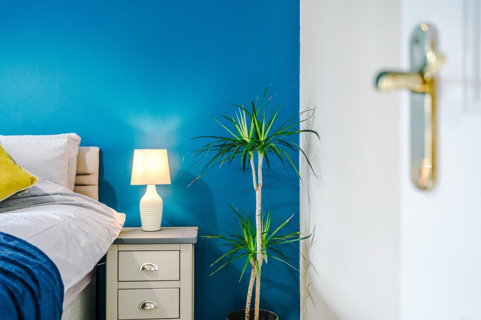 Manchester Comfortable 3 Bedroom House, Free Parking, Wifi & Disneyplus Уорсли Экстерьер фото