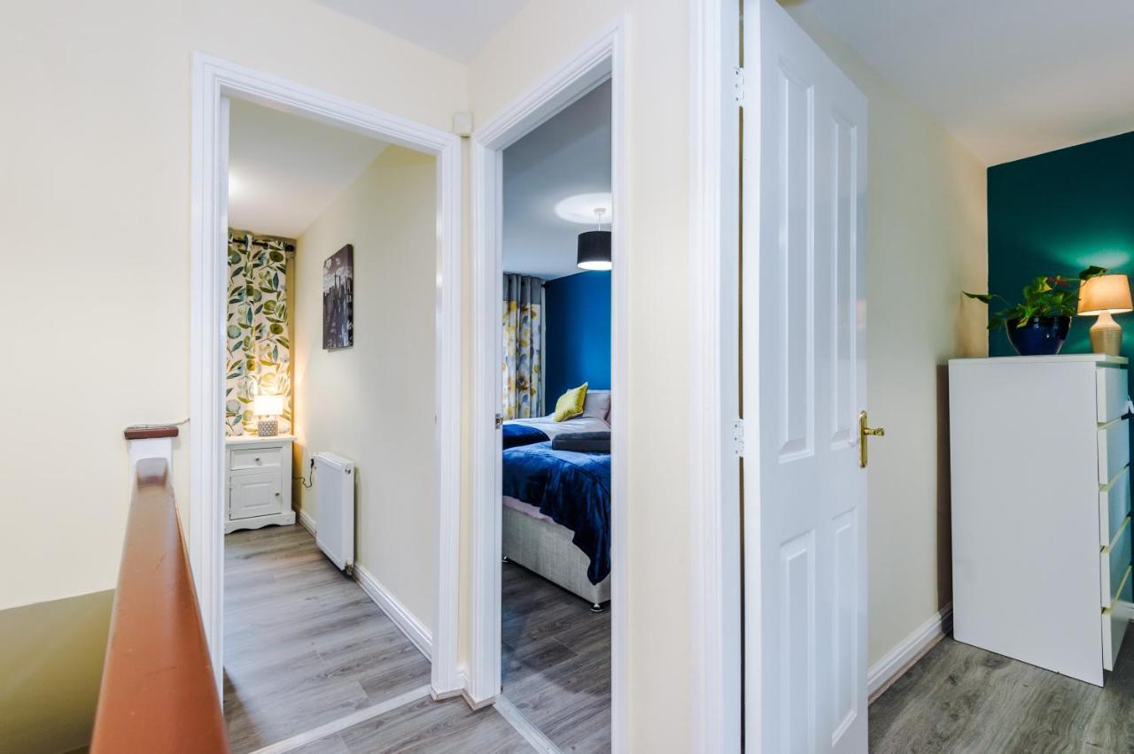 Manchester Comfortable 3 Bedroom House, Free Parking, Wifi & Disneyplus Уорсли Экстерьер фото