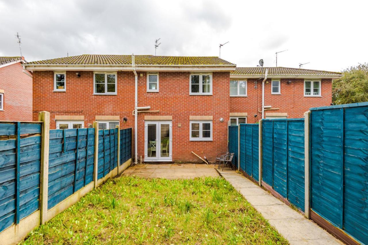 Manchester Comfortable 3 Bedroom House, Free Parking, Wifi & Disneyplus Уорсли Экстерьер фото