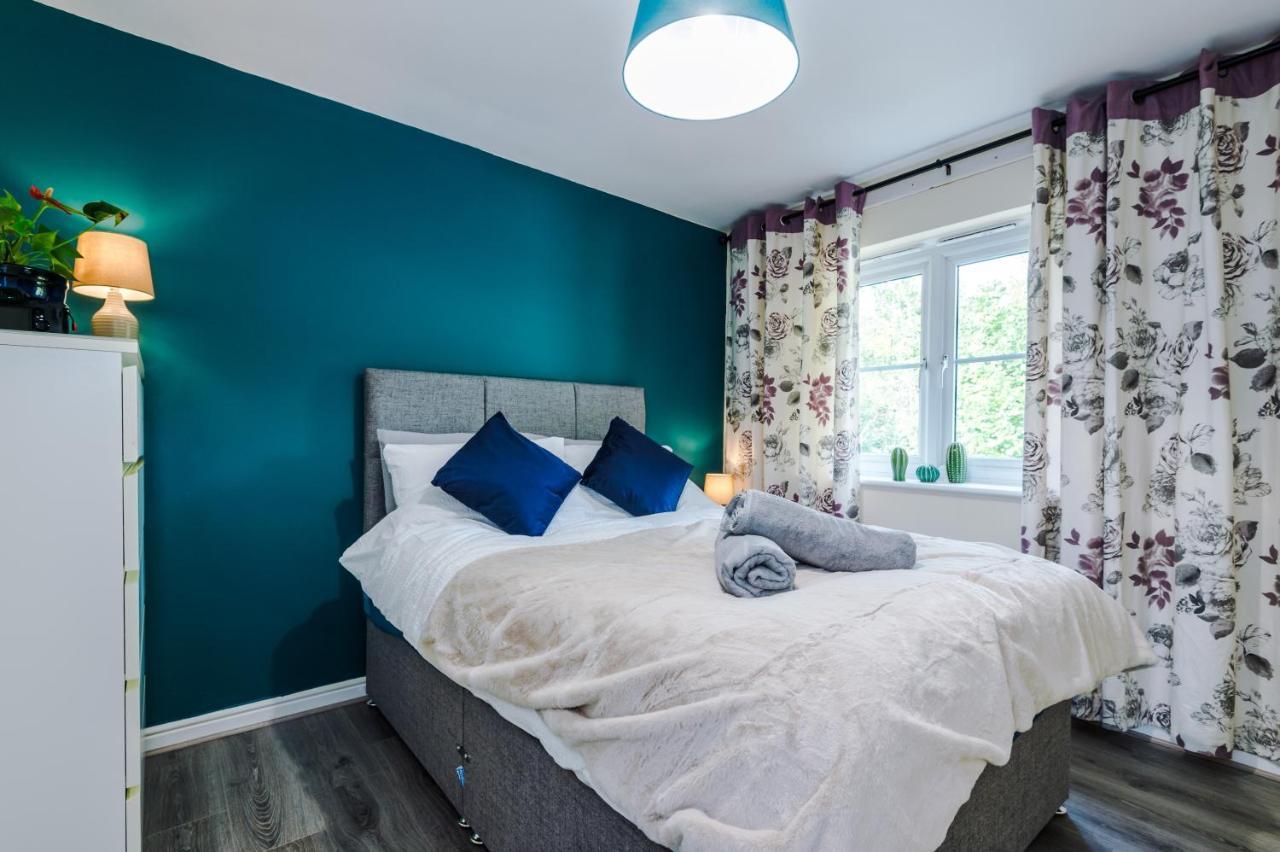 Manchester Comfortable 3 Bedroom House, Free Parking, Wifi & Disneyplus Уорсли Экстерьер фото