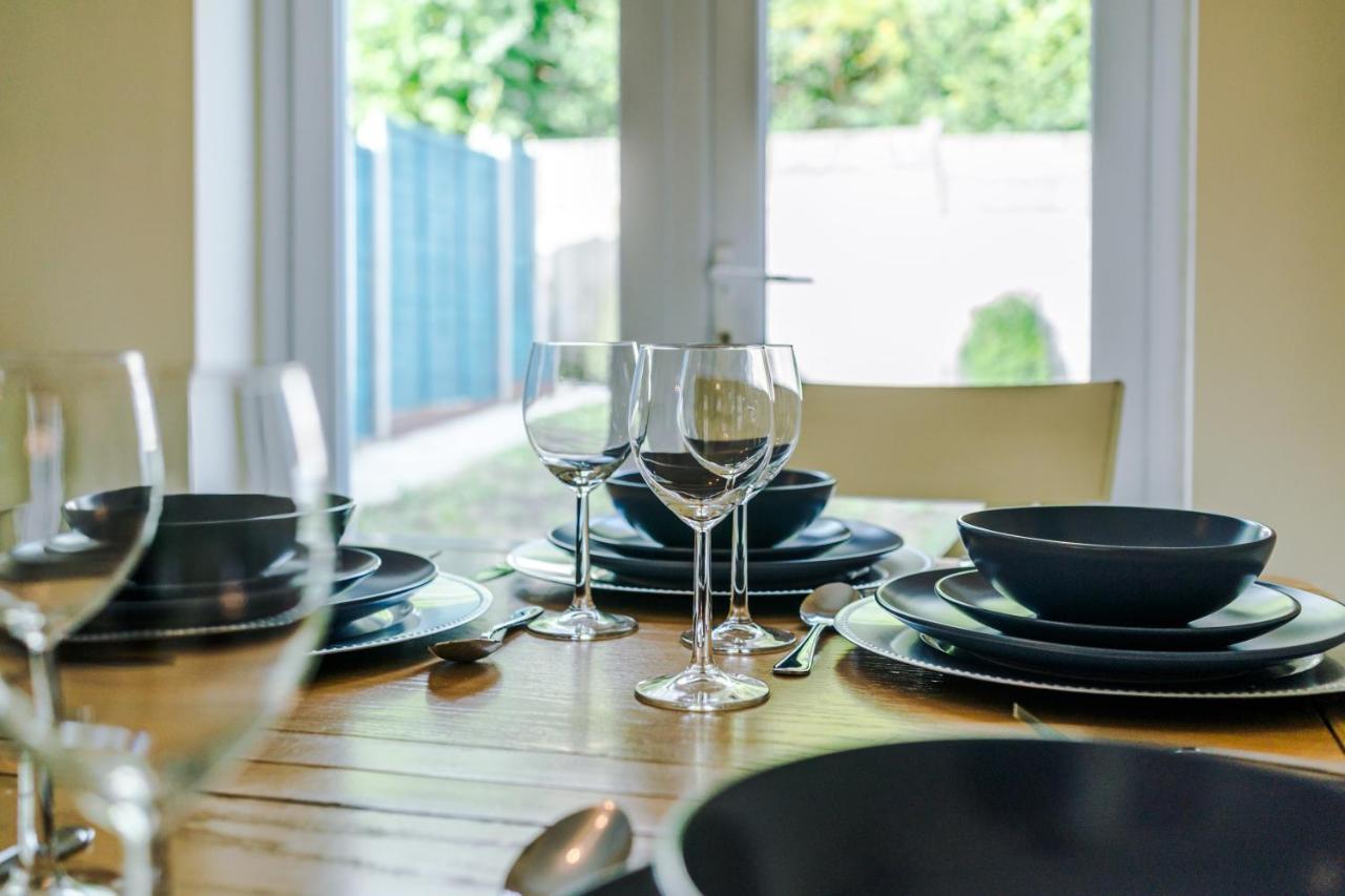Manchester Comfortable 3 Bedroom House, Free Parking, Wifi & Disneyplus Уорсли Экстерьер фото
