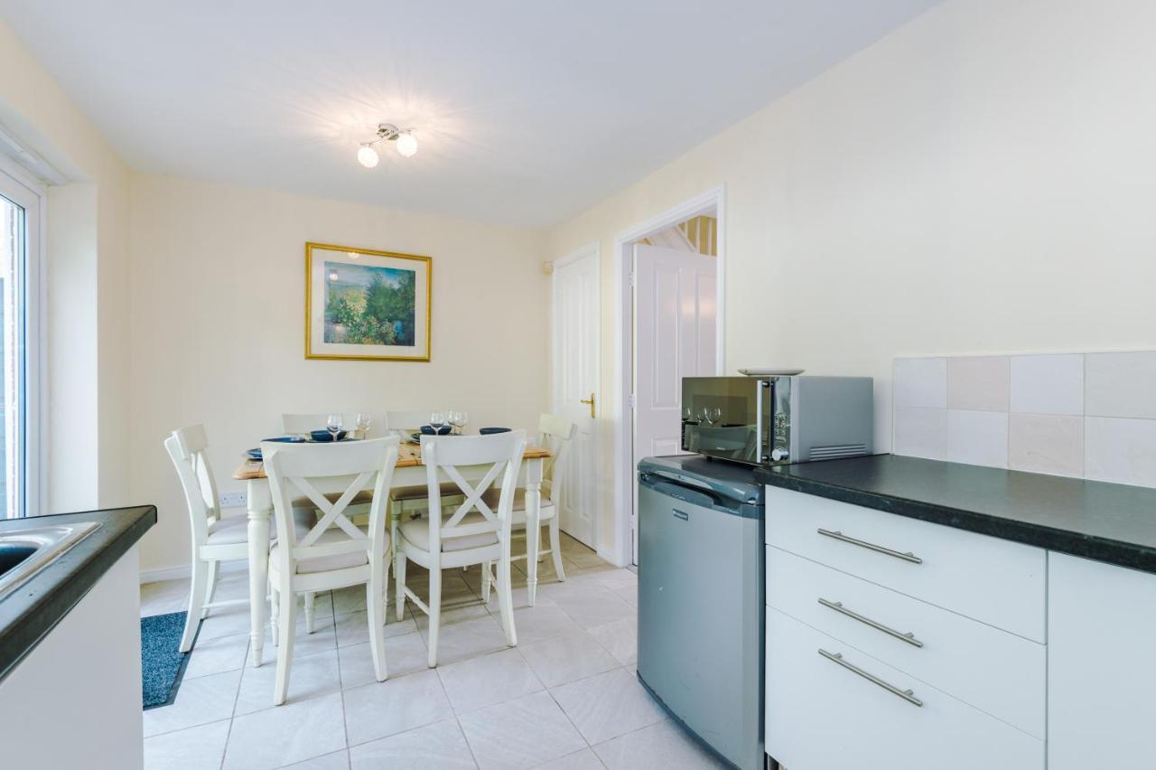 Manchester Comfortable 3 Bedroom House, Free Parking, Wifi & Disneyplus Уорсли Экстерьер фото