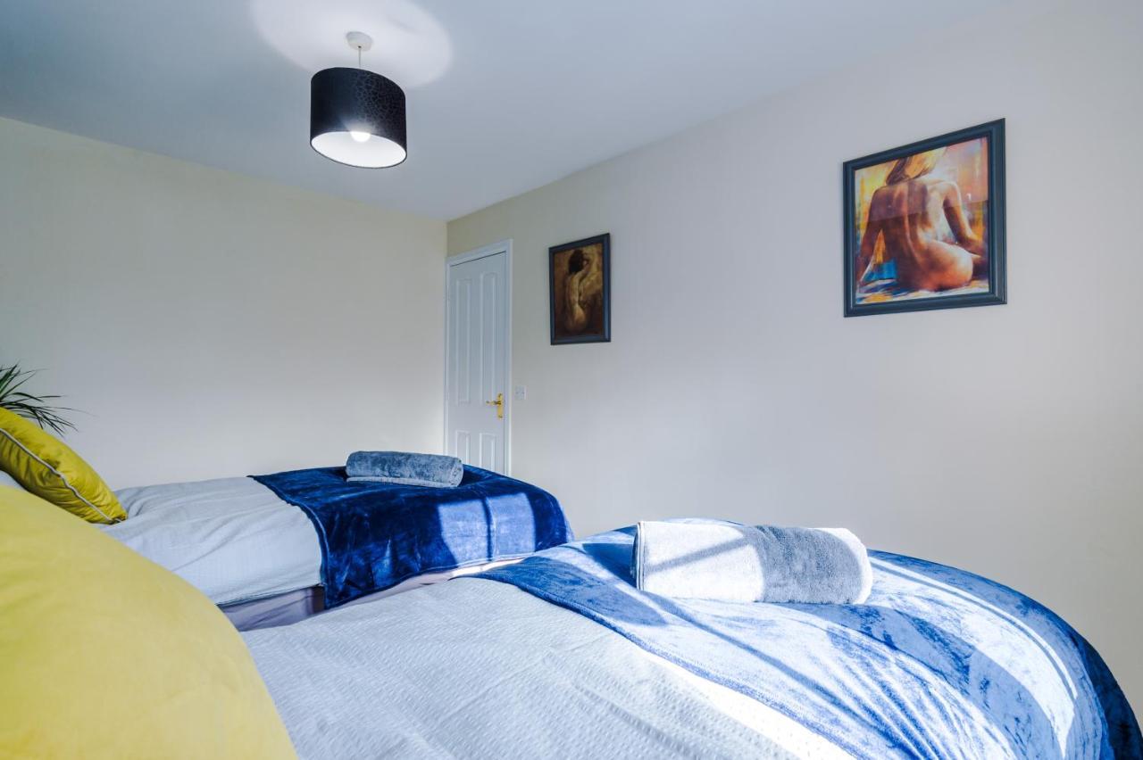 Manchester Comfortable 3 Bedroom House, Free Parking, Wifi & Disneyplus Уорсли Экстерьер фото